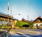 Kurz vor dem Haltepunkt Murnau Ort überquert 169 003 die Bahnstrecke Garmisch-Partenkirchen - München mit dem heute aufgelassen BÜ an der Kohlgruber Straße. (1979) <i>Foto: Karsten Risch</i>