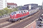 V 200 007, die durch den Verein "Historische Eisenbahnfahrzeuge Lübeck" (HEL) in Kooperation mit dem BSW Lübeck betriebsfähig unterhalten wird, verlässt mit einem Sonderzug den Bahnhof Berlin-Zoologischer Garten. (15.09.1990) <i>Foto: Norman Künemund</i>
