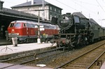023 002 ist mit N 5893 aus Würzburg im Bahnhof Lauda eingetroffen. Auf dem Nachbargleis wartet 215 103. (23.08.1974) <i>Foto: Robert  Palmer</i>
