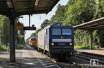 143 295 der Weser Ems Eisenbahn GmbH (Lohne) mit Bauz 58328 (Köln-Kalk Nord - Berlin-Rummelsburg). Am Schluss der ungewöhnlichen Zuggarnitur wurde 218 491 von DB Regio Baden-Württemberg überführt. (23.08.2023) <i>Foto: Joachim Bügel</i>