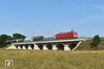 156 001 des Fahrzeugwerks Karsdorf mit DGS 52729 (Karsdorf - Naumburg-Spreewitz) auf der Saale-Vorflutbrücke bei Naumburg-Henne.  (23.08.2023) <i>Foto: Ralf Opalka</i>