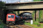 Durch den Einschnitt zwischen Wuppertal Hbf und -Steinbeck rollt 187 111 mit EZ 51274 nach Gremberg.  (22.08.2023) <i>Foto: Wolfgang Bügel</i>