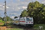147 567 fährt in Hilden mit LPFT 62705 über das Verbindungsgleis von der S-Bahnstrecke auf die Güterzugstrecke nach Opladen. (26.08.2023) <i>Foto: Joachim Bügel</i>