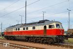 232 512 gehörte von 2008 bis 2016 zu DB-Schenker Rail Polska und hat bis heute ihre rot/weiße Lackierung aus dieser Zeit behalten. In Halle (Saale) wartet sie auf den nächsten Einsatz. (24.08.2023) <i>Foto: Andreas Höfig</i>