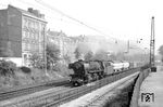41 017 (Bw Hamburg-Eidelstedt) mit einem Güterzug zwischen Hamburg-Dammtor und -Sternschanze. (1963) <i>Foto: Norbert Steinweis</i>