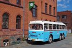 Abseits des Eisenbahnfestes in Chemnitz-Hilbersdorf war dieser Tatra-Bus 500 HB zu finden, der ab 1954 vom Staatsunternehmen Karosa Vysoke Myto hergestellt wurde. Für den Antrieb sorgte ein Viertakt-Achtzylinder-Dieselmotor, der eine Leistung von 92 kW (125 PS) erzeugte und ca. 29 Liter Diesel pro 100 km verbrauchte. Im Bus gab es 31 Sitz- und 29 Stehplätze. Der Bus des Tatra-111-Museumsaus Dobric ist eine originalgetreue Kopie des 500 HB in den Farben des ROH-Rennkomitees der Tatra Koprivnice National Company.  (26.08.2023) <i>Foto: Andreas Höfig</i>