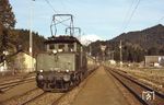 194 085 mit Lr 33684 nach Garmisch-Partenkirchen im Bahnhof Kaltenbrunn. (01.04.1985) <i>Foto: Prof. Dr. Willi Hager</i>