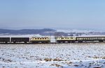 Bei Bovenden, nördlich von Göttingen, begegnen sich eine 141 mit einem Postexpresszug und eine 111 mit einem FD.  (16.02.1985) <i>Foto: Prof. Dr. Willi Hager</i>