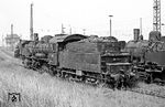 Ab Mitte der 1960er Jahre wurden auf einem Areal des Bahnhofs Hohenbudberg hunderte ausrangierter Dampflokomotiven abgestellt. Beispielhaft dafür steht 055 775 (ex 55 2775), die seit dem 9. Mai 1969 auf z-stand und im April 1970 zerlegt wurde. (12.06.1969) <i>Foto: Wolfgang Bügel</i>