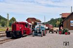 Neben Köf 6586 und dem Lanz Bulldogg war noch ein alter Deutz-Traktor an der Vorführung der Güterverladung vergangener Tage im Bahnhof Seebrugg beteiligt. (19.08.2023) <i>Foto: Zeno Pillmann</i>