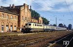 141 084 (Bw Seelze) ist mit einem Nahverkehrszug nach Münster in den Bahnhof Lingen eingefahren. (18.09.1985) <i>Foto: Bernd Kappel</i>