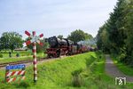 Die ehemaligen DB-Loks 23 023 und 64 419 beim "Zurück nach Damals" Dampf-Festival an einem Bahnübergang bei Loenen. An dem Wochenende 2./3. September 2023 standen 11 Loks unter Dampf, Respekt! (03.09.2023) <i>Foto: Marcus Henschel</i>