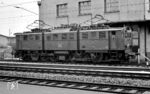 E 91 101 wartet im Rangierbahnhof Muttenz auf die Übernahme eines Zuges. Der Rangierbahnhof Basel-Muttenz (offiziell Basel SBB RB) liegt an der Grenze zu Deutschland und dient somit vor allem der Bildung von Güterzügen im Nord-Süd-Verkehr und nicht dem innerschweizerischen Verkehr.  (10.01.1966) <i>Foto: Karl Wyrsch, Slg. D. Ammann</i>
