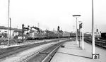 V 200 054 (Bw Villingen) fährt mit einem Zug in Singen (Htw) ein. Dem Wagenpark nach scheint es eine Überführungsfahrt von Post-, einigen B3yg- sowie Expressgutwagen zu handeln. (12.10.1963) <i>Foto: Karl Wyrsch, Slg. D. Ammann</i>