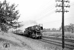 50 886 (Bw Gießen) mit einem Güterzug bei Bad Vilbel Süd. (08.1961) <i>Foto: Karl-Ernst Maedel</i>