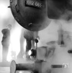 In dampfgeschwängerter Atmosphäre findet im Rheiner Lokschuppen die Untersuchung der Rauchkammer bei 012 061 statt. (11.1974) <i>Foto: Wolfgang Staiger</i>