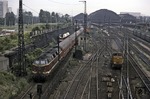 118 296 (V 180 296) verlässt mit einem Schlafwagenzug den Dresdener Hauptbahnhof. (08.1977) <i>Foto: Will A. Reed</i>