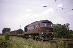DR 120 286 (V 200 086) mit einem Güterzug bei Radebeul-Ost. Bei manchen Gesten der Lokführer wusste man als "Westler" nie ob es Gruß oder Drohung war, hier ist es aber eindeutig die freundliche Variante. (07.1975) <i>Foto: Will A. Reed</i>