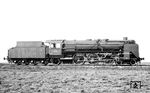 Die Deutsche Reichsbahn führte bei der Beschaffung einer Einheits-Schnellzugdampflokomotive einen Vergleich einer Heißdampf-Zwillingsbauart (Baureihe 01) mit einer Vierzylinder-Verbundbauart (Baureihe 02) durch. Jeweils zehn Vorausexemplare beider Typen wurden ab 1925 gebaut. Da die Kesselleistung der Baureihe 02 unzureichend ausgelegt war, konnte die Verbunddampfmaschine erst bei Geschwindigkeiten oberhalb 70 km/h eine ansprechende, höhere Leistung entwickeln, jedoch bei einem höheren Dampfverbrauch als bei der Baureihe 01 – ein Kritikpunkt. Da die 02 zudem ein komplizierteres und bauartbedingt wartungsaufwändigeres Triebwerk besaß, wurde sie nicht weiter hergestellt. Von 1937 bis 1942 wurden alle Fahrzeuge im RAW Meiningen sukzessive auf Zweizylindertriebwerke umgebaut und in die Baureihe 01 eingereiht. 02 010 präsentiert sich hier fabrikneu auf einem Werkfoto der Herstellerfirma J.A. Maffei in München. Im November 1938 wurde sie im RAW Meiningen in 01 235 umgebaut. (1925) <i>Foto: Werkfoto (Krauss-Maffei)</i>