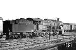 Die württembergische K war die einzige für eine deutsche Bahn gebaute sechsfach gekuppelte Lokomotive. Ihr Haupteinsatzgebiet war bis zur Elektrifizierung 1933 die Geislinger Steige, aber auch auf anderen wichtigen Güterzugstrecken in Württemberg und Baden waren sie präsent. Im Herbst 1941 wurde der Großteil der Maschinen in die sogenannte Ostmark für den Einsatz auf der österreichischen Südbahn umbeheimatet. Dazu gehörte auch 59 012, die am 30.10.1941 vom Bw Kornwestheim Rbf zum Bw Villach Westbf kam und vom Fotografen im dortigen Bahnhof angetroffen wurde. Das Kriegsende erlebte sie auf "warten" abgestellt in Aßling (Save) - dem heutigen Jesenice. Im Mai 1945 von der JDZ requiriert, erhielt sie dort die vorläufige Nummer 34-002, ab Dezember 1946 JDZ 147-002. Die jährliche Laufleistung der in Goriza beheimateten Lok lag lediglich noch bei knapp 12.000 km. Ihre betrieblichen Einsätze endeten im August 1951. (1944) <i>Foto: Slg. M. Schneider</i>