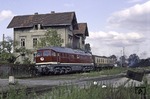 232 539 verlässt mit einem Zug nach Bad Harzburg den Bahnhof Wernigerode. Rechts qualmt das Schmalspur-Bw der HSB. (09.1993) <i>Foto: Will A. Reed</i>