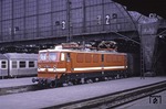 242 124 in neuroter Reichsbahnlackierung im Leipziger Hauptbahnhof. (07.1975) <i>Foto: Will A. Reed</i>