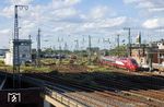 Der Thalys ist ein europäischer Hochgeschwindigkeitszug, der auf der Technik des französischen TGV basiert. Der Begriff "Thalys" ist keine Abkürzung, sondern ein Kunstwort, das in allen Sprachräumen, in denen der Zug verkehrt, gleichermaßen gut auszusprechen ist. Der Zug fährt hier als THA 9472 nach Paris Nord am Kölner Hansaring vorbei. (20.09.2023) <i>Foto: Joachim Schmidt</i>