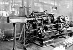 Die Revolverdrehbank im RAW Schwerte (Ruhr) diente der Metallverarbeitung. Bei ihr ist der Werkzeugschlitten mit einer Vorrichtung versehen, die mehrere Werkzeuge nacheinander auf das Werkstück wirken lässt, und zwar vergleichbar der Trommel eines Revolvers. Hierbei lassen sich gleichartige Werkstücke in großer Stückzahl preisgünstig herstellen. (1939) <i>Foto: RAW/EAW Schwerte</i>