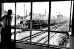 Blick aus dem 1944 zerstörten und 1946 wiederaufgebauten Stellwerk 1 auf die 01 073 vom Bw Offenburg, die mit dem F 10 "Rheingold" nach Basel SBB in den Bahnhof Freiburg (Brsg) Hbf einfährt. (10.1952) <i>Foto: Willi Pragher</i>