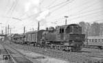 Die Aschaffenburger 094 055 (94 1055) war im Frühjahr 1970 nach Augsburg umstationiert worden. Hier drückt sie einen Zug über den dortigen Ablaufberg. (13.04.1971) <i>Foto: Frank Lüdecke</i>
