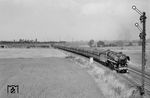 44 554 ist bei Hamm-Wiescherhöfen auf dem Verbindungsgleis zum Rangierbahnhof unterwegs. Auf der Hauptbahn im Hintergrund fährt eine weitere 44er mit einem Güterzug vorbei. (1961) <i>Foto: Norbert Steinweis</i>