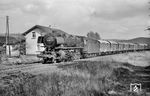 44 1167 Öl (Bw Bebra) mit einem Güterzug aus Gerstungen/DDR am (ehemaligen) Bahnwärterhaus zwischen dem Haltepunkt Ronshausen und dem Abzweig Faßdorf. (10.1964) <i>Foto: Norbert Steinweis</i>