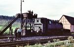 64 246 (Bw Nürnberg Hbf) ergänzt ihre Kohlenvorräte in der Lokstation Spalt. Das Interessante an dieser Konstruktion war, das die Kohlen zunächst mit einem Flaschenzug nach oben gezogen wurden, um dann von oben in den Tender geschippt zu werden.  (20.09.1960) <i>Foto: Detlev Luckmann</i>