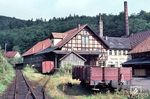 Die Schmalspurbahn Walkenried – Braunlage mit dem Abzweig nach Tanne war eine 1899 eröffnete Schmalspurbahn in Meterspur im Harz. 1963 wurde der letzte Streckenteil stillgelegt. Betriebsführend war stets die Südharz-Eisenbahn-Gesellschaft (SHE). Die Bahn war nie sonderlich lukrativ. Die Bergstrecke und der oft harte Winter im Harz machten den Betrieb aufwändig. Dennoch hat sie in die strukturschwache Region eine Fülle neuer wirtschaftlicher Impulse gebracht. Sie sicherte das Überleben der Wiedaer Hütte (Foto), des Hauptarbeitgebers des Ortes. Ohne Bahnanschluss hätten die Zufuhr der Rohmaterialien sowie die Abfuhr der fertigen Öfen keine Zukunft gehabt. In Braunlage war nach Schließung des Hüttenwerkes vor langer Zeit und des Blaufarbenwerks kaum noch nennenswerte Industrie ansässig. Die Wiedaer Hütte verfügte über mehrere Anschlussgleise in das angrenzende Hüttengelände sowie ein Empfangsgebäude mit angrenzender Trinkhalle. Die Dampfloks konnten hier ein letztes Mal vor der Bergstrecke aus einem Schlauch Wasser aus der Wieda ansaugen.  (22.09.1962) <i>Foto: Detlev Luckmann</i>