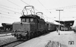 Regelmäßige Gäste auf der Strecke München – Garmisch-Partenkirchen war auch die Baureihe 194, hier 194 157 im Bahnhof Murnau. (09.04.1971) <i>Foto: Frank Lüdecke</i>