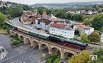 01 1104 mit einem Sonderzug von Bebra nach Kassel auf dem Viadukt in Melsungen. (03.10.2023) <i>Foto: Joachim Schmidt</i>