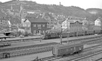 Blick auf den Bahnhof und die mittelalterliche Stadt Horb mit der einfahrenden 078 410. (19.04.1971) <i>Foto: Frank Lüdecke</i>