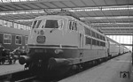 Die fast fabrikneue 103 112 vor einem TEE-Zug im Münchener Hauptbahnhof. (15.02.1971) <i>Foto: Frank Lüdecke</i>
