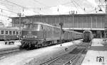 Die Baureihe 210 existierte lediglich in einer Kleinserie von acht Lokomotiven. Ihre Besonderheit war, dass sie eine Gasturbine besaß, die bei Leistungsbedarf zugeschaltet wurde. Dies machte sie zu den stärksten deutschen vierachsigen Diesellokomotiven ihrer Zeit. Hier wartet 210 005 vor einem Schnellzug nach Zürich auf Ausfahrt im Münchener Huaptbahnhof. (03.07.1971) <i>Foto: Frank Lüdecke</i>