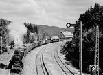 Die Villinger 50 1267 fährt mit einem Güterzug aus dem Bahnhof Feldberg-Bärental. Mit einer Höhe von 967 m ü. NN ist er der höchstgelegene Bahnhof Deutschlands an einer normalspurigen Strecke. (1960) <i>Foto: Gerhard Greß</i>