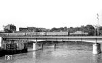 Eine 194 bringt einen Leereisezug über die Rheinbrücke vom Badischen Bahnhof zum Schweizerischen Bundesbahnhof in Basel.  (01.07.1971) <i>Foto: Karl Wyrsch, Slg. D. Ammann</i>