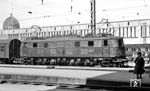 E 18 12 vom Bw München Hbf in ihrem Heimatbahnhof. (08.1953) <i>Foto: Karl Wyrsch, Slg. D. Ammann</i>