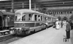 ET 11 03 wartet als Dt 9 nach Salzburg auf Ausfahrt im Münchener Hauptbahnhof. Wegen des beschränkten Platzangebots in dem Triebwagen gab es immer wieder Probleme für einen sinnvollen Einsatz, so dass er 1961 außer Dienst gestellt wurde. (14.07.1952) <i>Foto: Karl Wyrsch, Slg. D. Ammann</i>