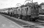 E 91 98 (AEG, Baujahr 1929) vor einem Güterzug in Weil am Rhein. (12.07.1965) <i>Foto: Karl Wyrsch, Slg. D. Ammann</i>