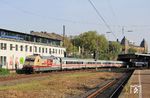 101 110, die auf das 50-jährige Erfolgsmodell "Intercity" hinweist, mit IC 2013 (Dortmund - Oberstdorf) in Wuppertal-Steinbeck. (11.10.2023) <i>Foto: Wolfgang Bügel</i>