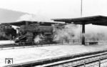18 136 (Bw Ulm) vor einem Personenzug im Bahnhof Tuttlingen. Ein Jahr später war die Lok bereits ausgemustert. (02.1954) <i>Foto: Peter Kircheiss, Slg. Holzborn</i>