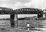 Nachdem im April 1945 deutsche Truppen die vier Überbauten der Brücke sprengten, begann im Juli 1945 der eingleisige Wiederaufbau, der bereits nach sechs Wochen beendet war. Auf dem Foto überquert eine Lok der Baureihe 38.10 die wiederaufgebaute Brücke. (1951) <i>Foto: Slg. Frank Lüdecke</i>