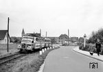 LT 5 mit dem Eigenbau-Anhänger 6 unterwegs nach Hörnum am Inselbahnhof Süd in Westerland. (09.1963) <i>Foto: Reinhard Todt</i>