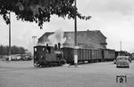 Lok 4 (Krauss, Baujahr 1913) verlässt mit einem Personenzug nach List den Inselbahnhof Nord in Westerland. Im Hintergrund ist das DB-Empfangsgebäude zu sehen. Die Lok wurde im Juni 1955 ausgemustert. (09.1953) <i>Foto: Slg. Reinhard Todt</i>