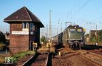 141 268 (Bw Hagen-Eckesey) erreicht mit N 5091 den Bahnhof Krefeld-Linn. Das mechanische Wärterstellwerk "Lw" ging Anfang 2001 außer Betrieb. (04.10.1989) <i>Foto: Wolfgang Bügel</i>